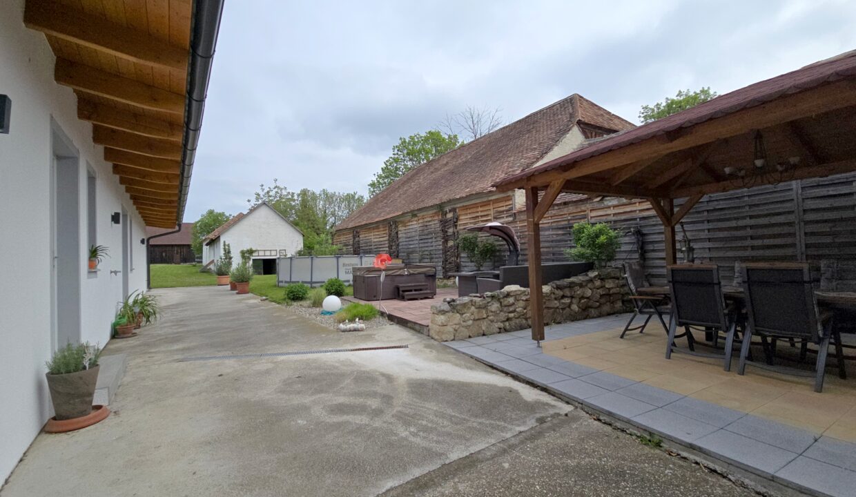 2042_grossnondorf_garden_sitting_area